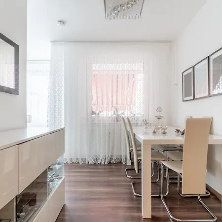 Private Apartment *